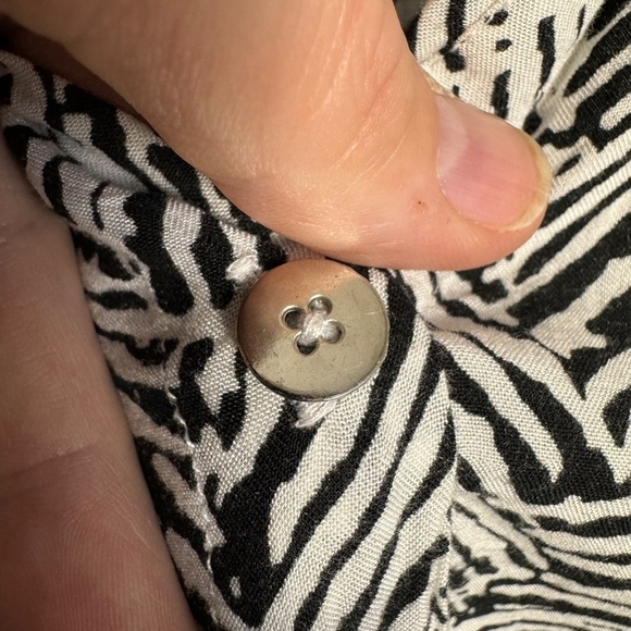 Blue Sky Black + White Abstract Geometric Tribal Long Sleeve V-Neck Blouse‎ 1X - Picture 4 of 13